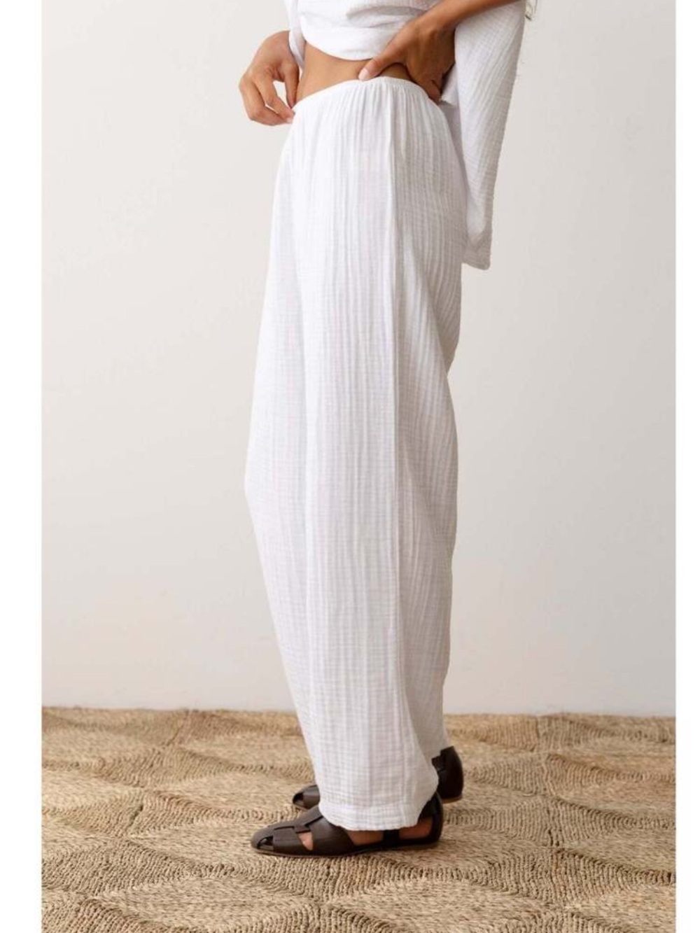 DONNI The Bubble Crop Simple Pants in Cotton Gauze White
